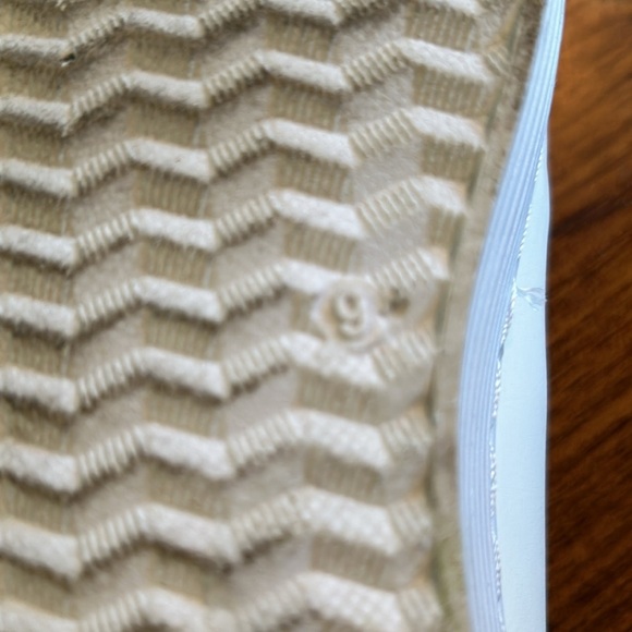 Ladies sneakers Sz 9 - Picture 3 of 3